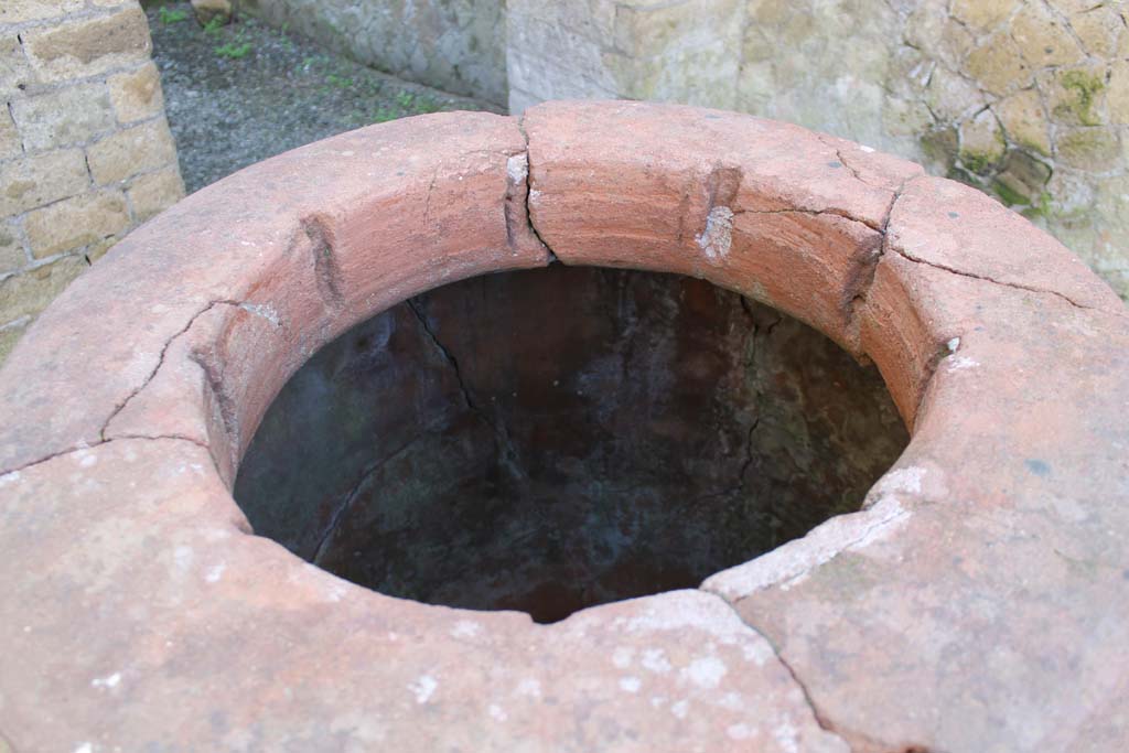 Ins. Orientalis II.5, Herculaneum. March 2014. Looking south-east across detail of dolium.
Foto Annette Haug, ERC Grant 681269 DÉCOR